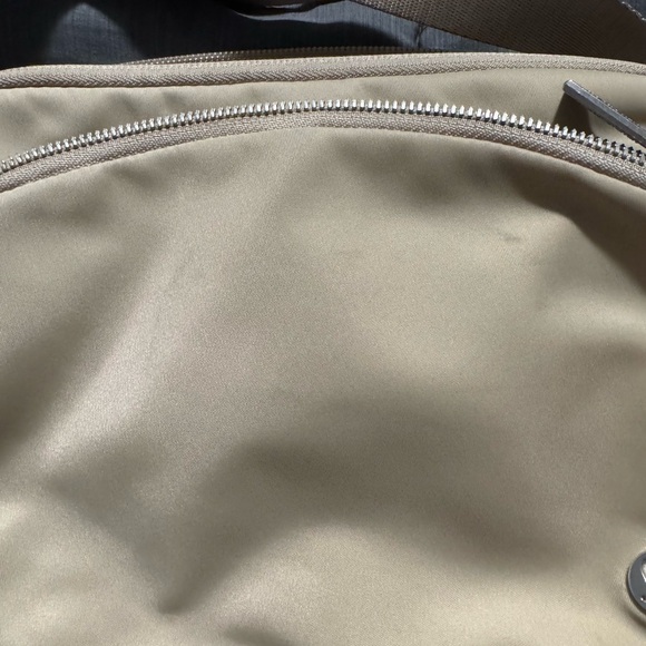 Lulu City Adventurer Crossbody Bag
2.5L - Picture 3 of 5